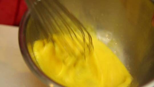 【镜头合集】打蛋器搅拌鸡蛋液  (1)
