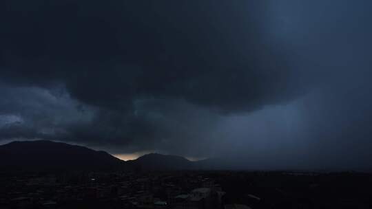 山峰乌云压顶暴雨来临山脉乌云密布恐怖天气