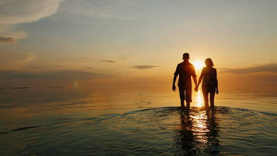 夕阳下，一男一女牵着手走向大海视频素材模板下载