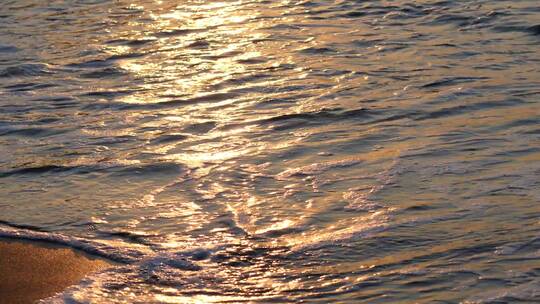 夕阳余晖沙滩海浪