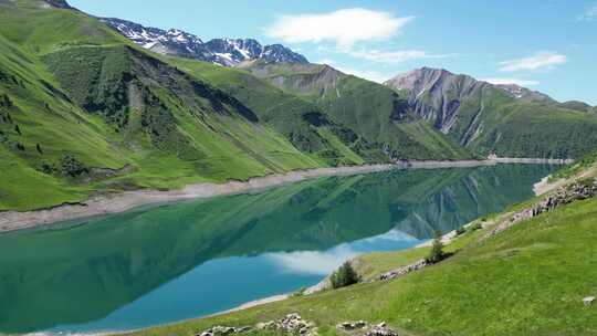 法国阿尔卑斯山Lac de Grand Maison山湖的水反射-空中多莉前进高清在线视频素材下载