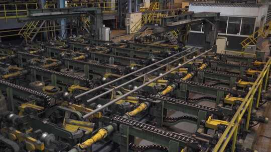 钢厂钢管生产就绪管在生产线上运输重工业轧