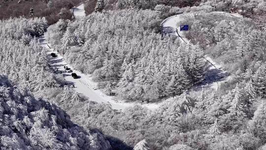 陕西秦岭分水岭雾凇冰挂雪景