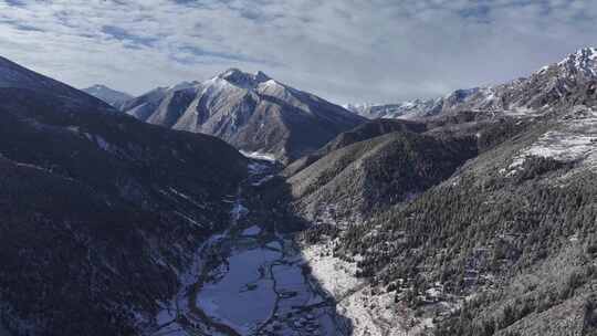 航拍四川甘孜贡嘎山乡上城子村雪景风光