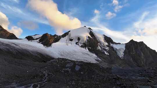 航拍川西贡嘎山卫峰乌库楚雪山风光