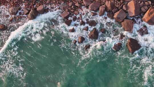 海浪拍在石头上