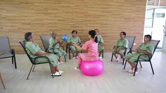 家庭护理中心的老年妇女和她的护理人员。玩视频素材模板下载