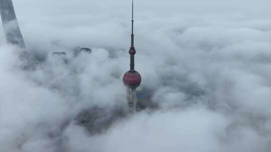 上海东方明珠俯瞰云雾景象