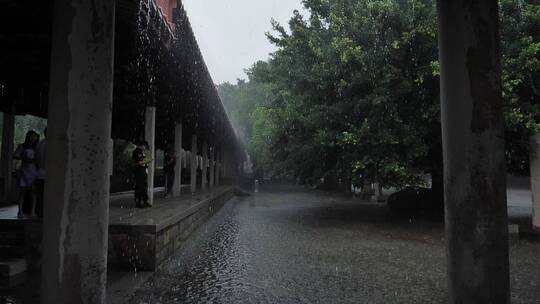 泉州开元寺走廊石柱屋檐小雨天雨景雨水