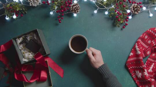 男人取走放有圣诞装饰桌子上的咖啡视频素材模板下载