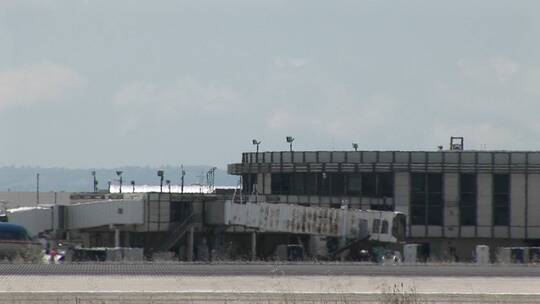 一架喷气式飞机在机场跑道上快速滑行