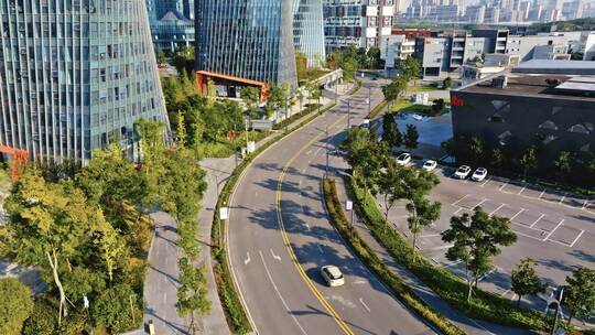 航拍在重庆市内行驶的汽车以及重庆城市风景