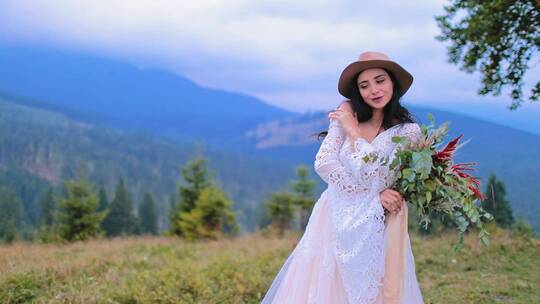 穿着婚纱的性感新娘在山上