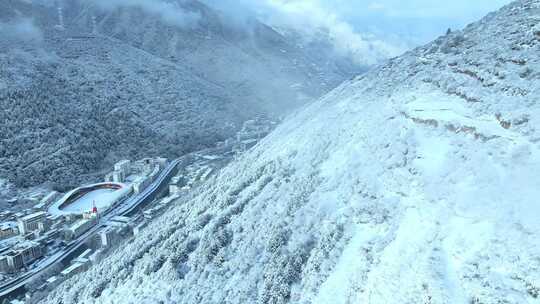 雪后小镇全景，银装素裹美如仙境