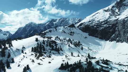 冬天雪山下雪冬景雪山雪山大雪雪山森林视频素材模板下载