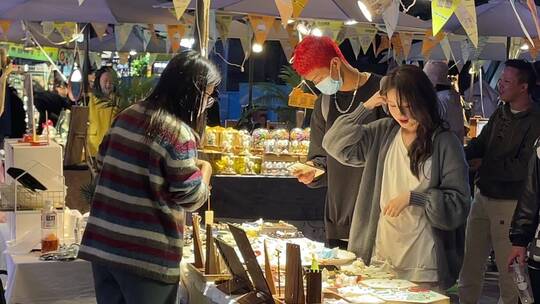 地摊经济夜市文创集市摊位买饰品视频素材模板下载