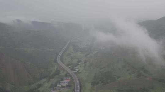 青海平安八瓣莲花山公路村庄航拍视频