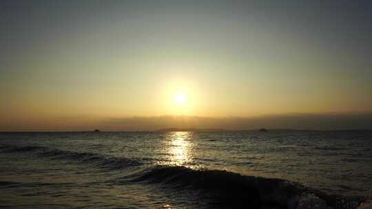 大海日出海面阳光海水波光粼粼太阳照射水面
