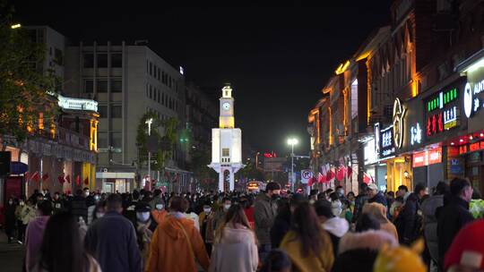 夜晚老街道美食街拥挤人群步行街商业街游客