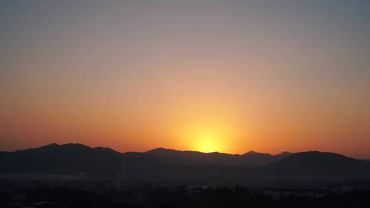 乡村山上日出延时早晨阳光干净天空太阳升起