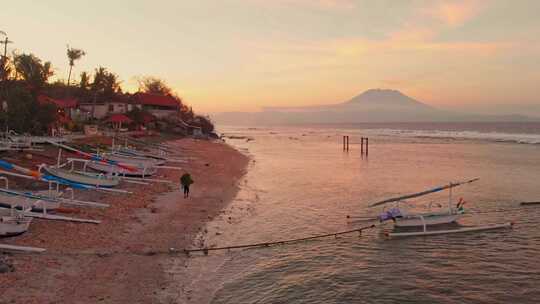 印度尼西亚火山景观和崎岖山脉的鸟瞰图。