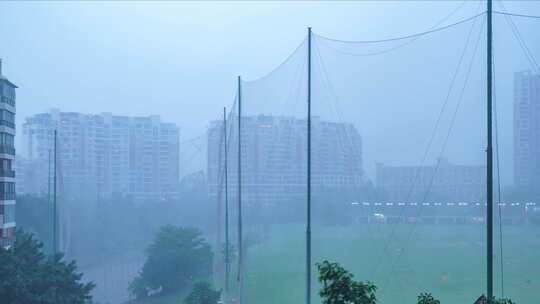 下雨天气高尔夫球场绿色草坪延时风景