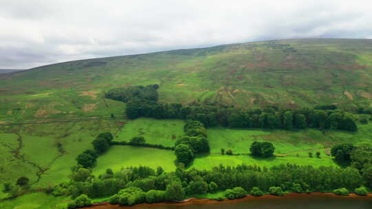 英国湖区一座绿色山脉的航拍照片，展示了森