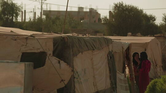约旦安曼帐篷旁的妇女