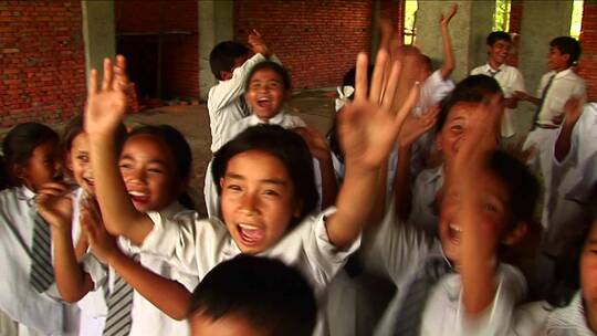 欢呼雀跃的尼泊尔学童