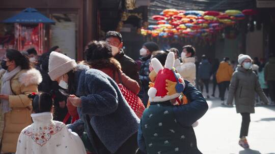 实拍春节过年街头热闹行人场景