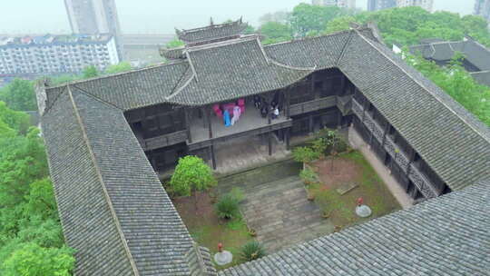 航拍四川农村的一个古老的院落