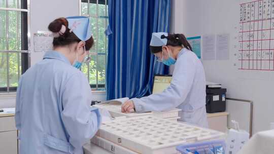 医护人员配药工作场景 药剂师工作