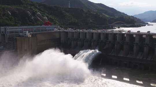 慢镜头航拍水库泄洪水电站水力发电开闸放水