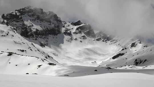 南美洲安第斯山脉的高海拔岩石雪峰