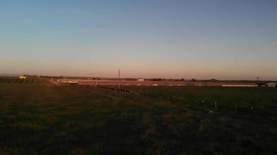 无人机拍摄下的日落农场