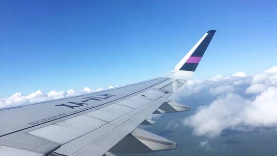 从飞机的窗户看天空