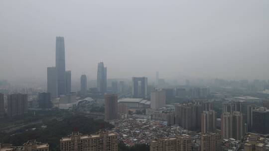 阴霾中的城市