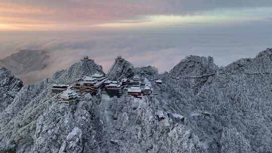 河南老君山清晨雪后云海日出航拍