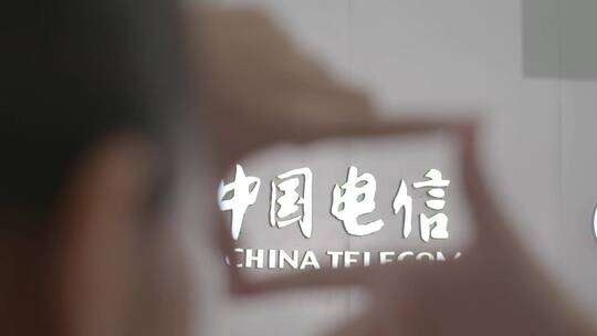 唯美顾客拍照手势看中国电信标志电信宣传片