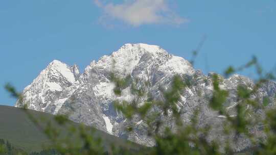 高原蓝天白云雪山