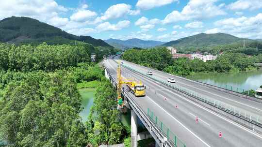 高速公路养护道路航拍高速养护公路维护车辆