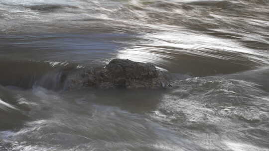 河流 流水 水面 奔流 江河 波涛 波浪翻滚视频素材模板下载