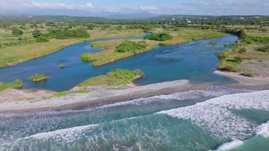 多米尼加共和国萨巴纳格兰德帕伦克夏季的尼藏河口、海滩和蓝色大海
