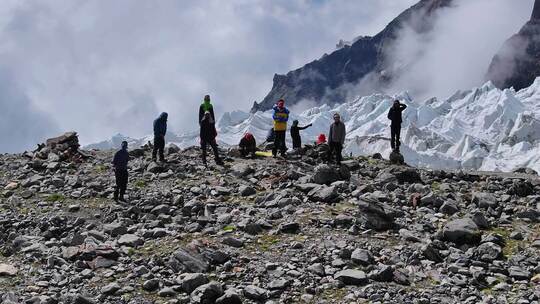 航拍四川第二高峰中山峰冰塔林前的登山者