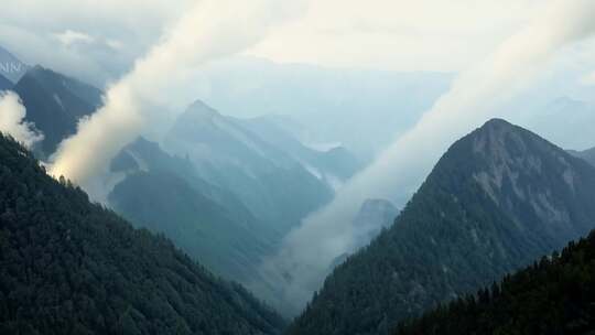 峰峦叠影 云雾笼罩 自然壮美画面
