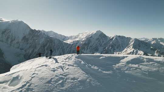 登山攀登雪山航拍