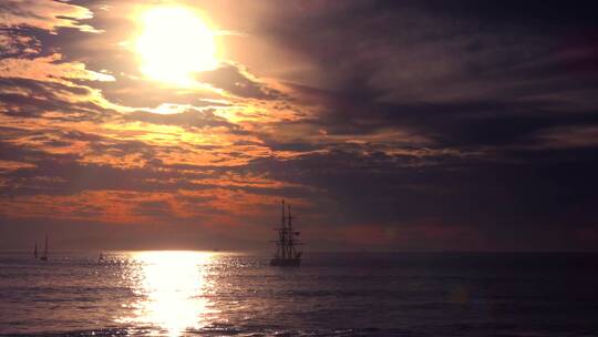 夕阳下在大海行驶的船