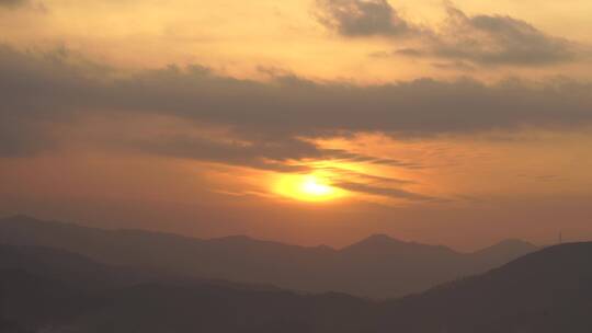 傍晚夕阳山上日落实拍黄昏山峰风光唯美风景