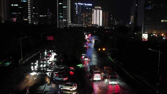 城市暴雨后道路积水夜间行车变焦