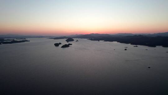 4k 航拍日落下的杭州千岛湖山水景区